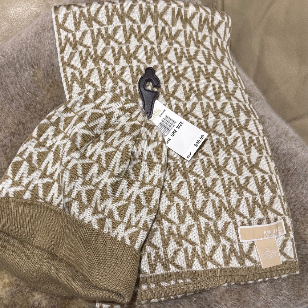 MICHAEL KORS Monogram Reversible Scarf AND hat